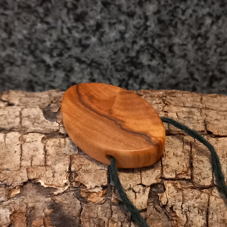 Pendentif en bois d'olivier, bijoux en bois, grain de bois image 4