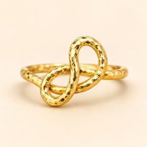 Anillo infinito chapado en oro hecho a mano – Joyería minimalista con símbolo texturizado