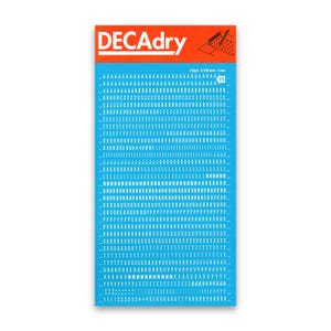 Puede incluir: Una hoja rectangular de letras transferibles DECAdry con caracteres blancos sobre un fondo azul brillante. La sección superior es naranja con el nombre de la marca. La hoja incluye letras mayúsculas, números y símbolos, con una etiqueta de tamaño de 3 mm.