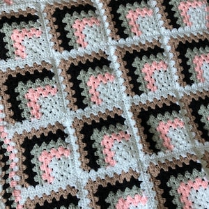 Couverture pour bébé crochetée à la main