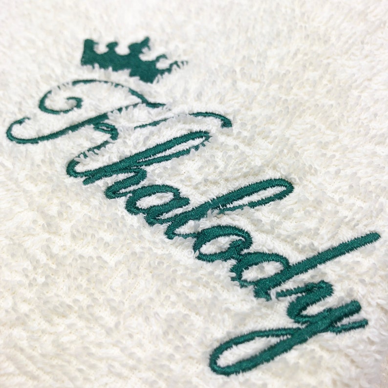 Badjas basic met geborduurde naam en minikroontje op de linkerborst, badjas geborduurd, badstof badjas met naam, badjas naam geborduurd. afbeelding 2