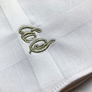 Mouchoir monogrammé élégant Mouchoirs brodés Mouchoir BLANC avec broderie d'initiales Mouchoirs personnalisés image 2