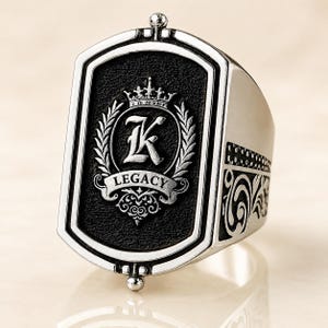 Gepersonaliseerde ring voor heren met familiewapen | Dubbelzijdige monogramring met twee wapenschilden of initialen | Gepersonaliseerde zegelring als cadeau voor hem
