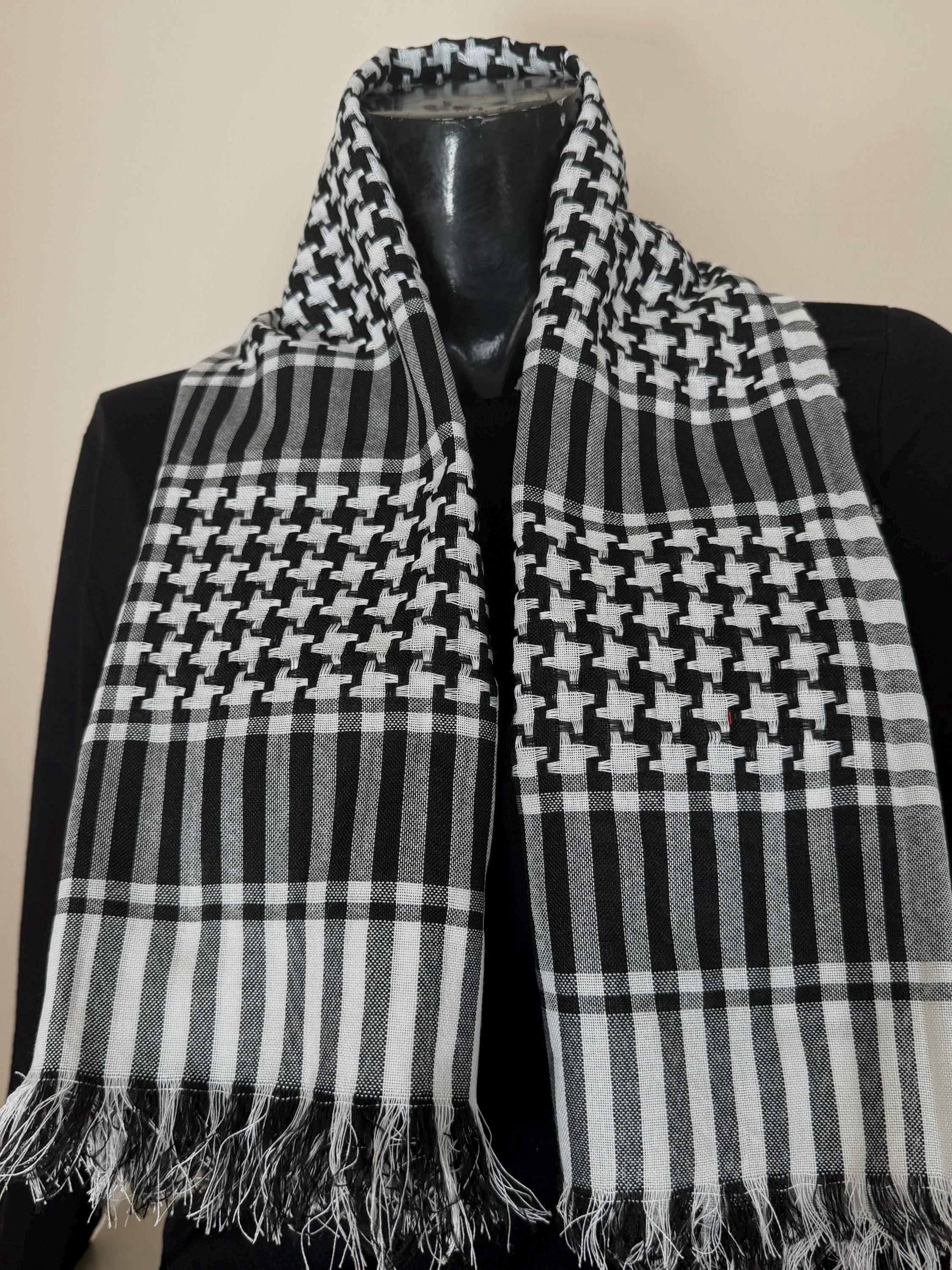 De Palestijnse keffiyeh is nu het meest politieke kledingstuk, maar