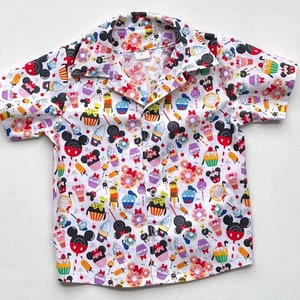 Jungen Disney Shirt, Disney süße Leckereien Button-Down-Shirt, Magische Ferien, Kleinkind-Shirt