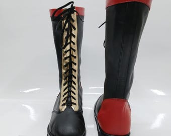 Handgemaakte zwarte leren kniehoge worstelschoenen met gouden vetersluiting en rode accenten, Renaissance Footwear