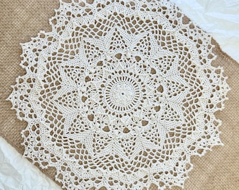 Tapete de ganchillo de 33 cm, tapete de mesa redondo de encaje, decoración de mesa de estilo vintage, decoración del hogar estilo cottagecore, centro de mesa de ganchillo, regalo para la abuela.