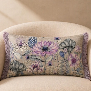 Lendenkissen in botanischem Stil, cremefarbenes Blumenkissen, marineblaue Fransen-Wohnkultur