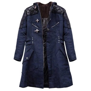 Könnte beinhalten: Ein langer, marineblauer Mantel mit Kapuze und gesteppten schwarzen Schulterpartien. Der Mantel hat mehrere Taschen, silberfarbene Verschlüsse und einen durchgehenden Reißverschluss. Das Innenfutter ist dunkelbraun.