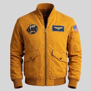 Puede incluir: Un letrero de madera rústica con el texto "Welcome to our home" en letras blancas. El letrero presenta un acabado envejecido y un diseño sencillo y acogedor, perfecto para un porche o entrada.