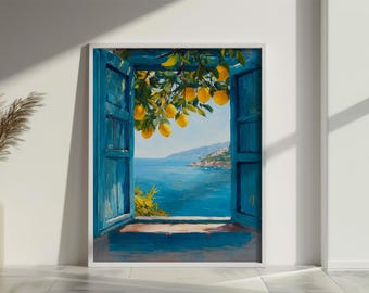 Könnte beinhalten: Ein gerahmtes Gemälde zeigt eine Küstenlandschaft. Ein blaues Fenster rahmt den Blick auf das Meer und eine entfernte Stadt ein. Zitronenzweige mit reifen gelben Früchten hängen darüber. Das Kunstwerk wird an einer weißen Wand ausgestellt.