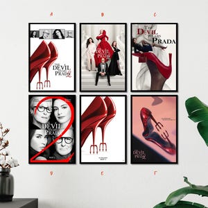 Puede incluir: Seis pósteres de película enmarcados de The Devil Wears Prada 2, con varios diseños de zapatos de tacón rojos con tacones de tridente, retratos del reparto y el título de la película. Los pósteres están dispuestos en una cuadrícula de A a F.