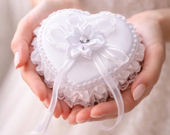 Caja de almohada blanca con forma de corazón para anillos, soporte para anillos de boda, cojín para ceremonia, compromiso y regalo de propuesta.