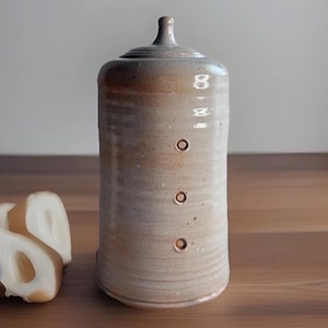 Primitieve 9-inch pot met deksel - Makers Mark T in Square