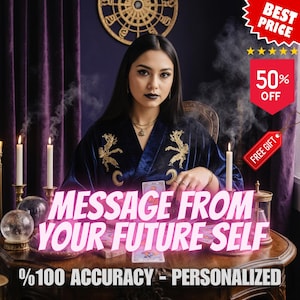Puede incluir: Una mujer con una túnica de terciopelo azul oscuro con bordados dorados está sentada en una mesa con cartas del tarot, velas y bolas de cristal. El texto de la imagen dice "MESSAGE FROM YOUR FUTURE SELF" y "%100 ACCURACY - PERSONALIZED". También hay banners promocionales.