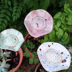 Handgjorda trädgårdspinnar i keramik, set med 3 färgglada dekorativa blommor, vattenplats för bi och fjäril, present till stugträdgård
