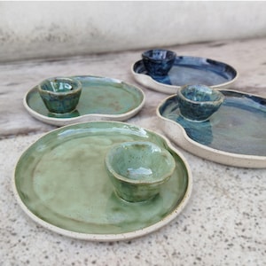 ronde, groene en blauwe  aperitiefschaal  in keramiek, originele tapas schaal in beige steengoed, serveerschotel met geïntegreerde sauskom