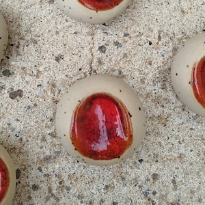 Roter Keramik Handschmeichler – Sorgenstein / Worry Stone – Handgemachter Daumenstein gegen Stress & Unruhe