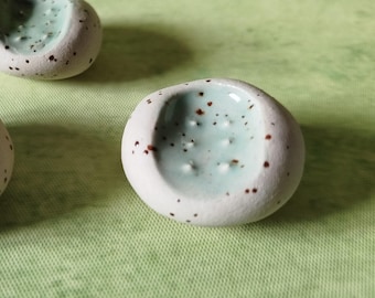 Duimsteen in groene celadon kleur,  Worry Stone van gespikkelde klei met textuur, Ronde dikke trooststeen,  Keramieken anti-stress fidget