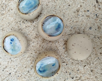 Piedra relajante de cerámica azul cremosa – piedra antiestrés de cerámica hecha a mano – piedra para el pulgar / guijarro de meditación, elaborada artesanalmente en Francia.