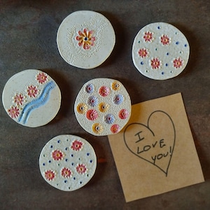 Handgemachter Keramik Magnet Blumen, Runder Ton Kühlschrankmagnet, Bunter Kühlschrank Magnet, Kunsthandwerk Frankreich, Wohndeko Geschenk