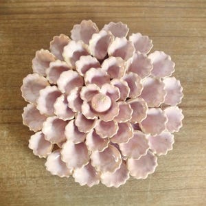 Rosa Keramikblume als runde Design-Blume aus Töpferei, originelle 3D-Wanddeko für Esszimmer und Wohnzimmer, zum Aufhängen