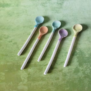 Lange handgemaakte dessertlepel in pastelkleuren, witte kleine koffielepel met lange steel, keramische theelepels voor latte macchiato.