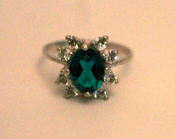 Anillo de compromiso con esmeralda talla 5