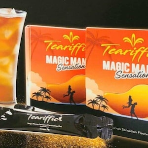 Peut inclure: Image d'un verre de thé glacé avec des glaçons, deux boîtes et un sachet de thé. Les boîtes oranges portent l'inscription "Teariffic Magic Mango Sensation" et une silhouette de couple. Le sachet noir porte l'inscription "Teariffic".