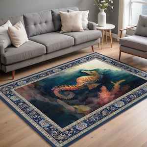 Puede incluir: Alfombra rectangular con un diseño de caballito de mar en tonos naranja, azul y verde. La alfombra tiene un borde azul oscuro con un patrón floral. El caballito de mar es la imagen central, sobre una escena submarina.