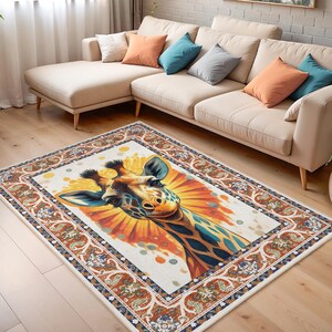 Könnte beinhalten: Rechteckiger Teppich mit einer Giraffenillustration. Die Giraffe ist mit leuchtenden Farben in Orange, Gelb und Blau dargestellt. Der Teppich hat einen dekorativen Rand mit floralen Mustern in Braun, Blau und Orange. Der Teppich befindet sich in einem Wohnzimmer mit Sofa und Kissen.
