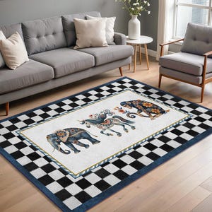 Può includere: Tappeto rettangolare con bordo a scacchi bianchi e neri e un disegno centrale con un elefante, un cavallo e un leopardo. Gli animali sono decorati con motivi floreali blu, arancioni e dorati.