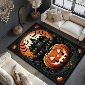 Könnte beinhalten: Ein rechteckiger Halloween-Teppich mit einem Kürbisgesicht, einem Spukhaus und Fledermäusen vor einem Vollmond. Der Teppich hat einen schwarzen Rand mit orangefarbenen, grünen und weißen Akzenten.