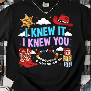 K&ouml;nnte beinhalten: Ein schwarzes T-Shirt mit einem Grafikdruck mit dem Text I KNEW IT I KNEW YOU, einem gelben Sheriffstern mit der Aufschrift INFINITY AND BEYOND, einem roten Cowboyhut, rot-wei&szlig;en Cowboystiefeln, einem bunten Perlenarmband und Spielw&uuml;rfeln.