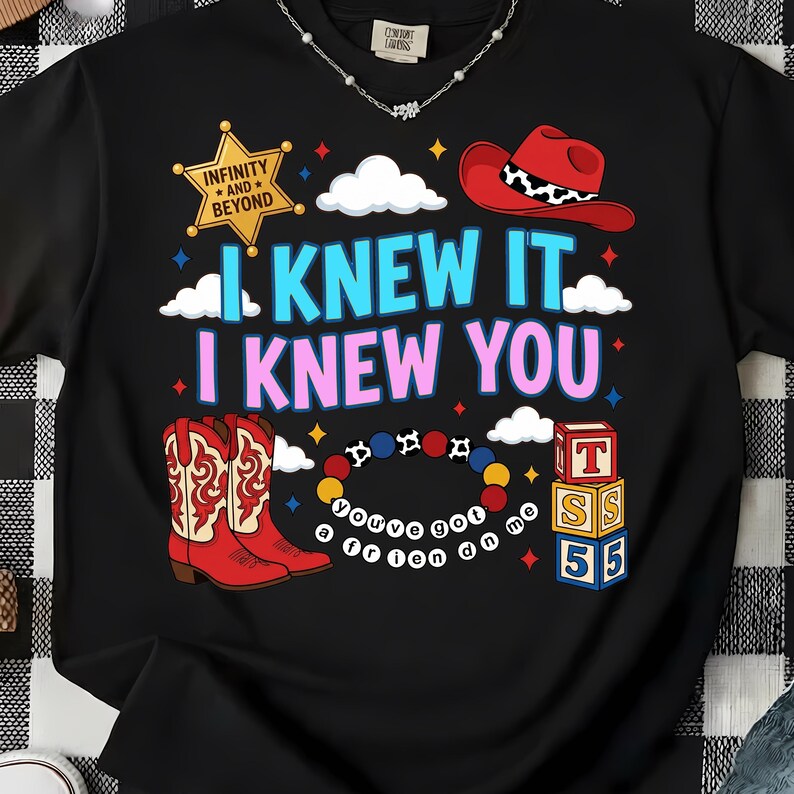 K&ouml;nnte beinhalten: Ein schwarzes T-Shirt mit einem Grafikdruck mit dem Text I KNEW IT I KNEW YOU, einem gelben Sheriffstern mit der Aufschrift INFINITY AND BEYOND, einem roten Cowboyhut, rot-wei&szlig;en Cowboystiefeln, einem bunten Perlenarmband und Spielw&uuml;rfeln.