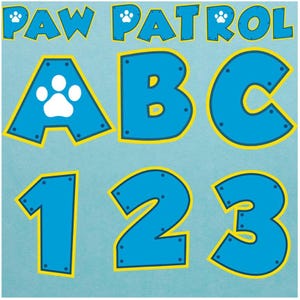 Puede incluir: Alfabeto y números azules y amarillos con temática de Paw Patrol. Se muestran las letras A, B y C, junto con los números 1, 2 y 3. Las letras y los números están delineados en amarillo y tienen un fondo azul.