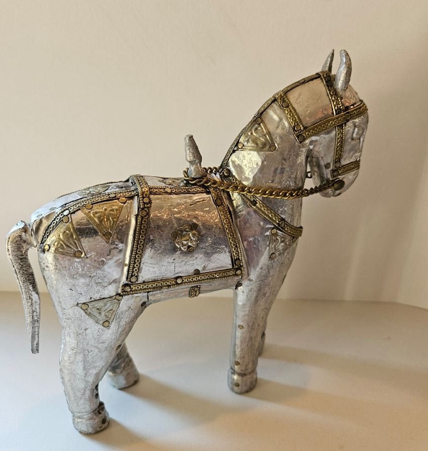 銀色のブリキの馬、2頭の銀色の金属製馬の装飾、ヴィンテージの馬