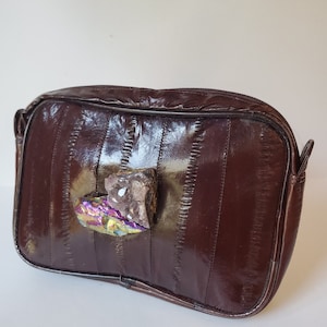 Eel Skin Vintage en kristallen tas, vintage make-uptas, opnieuw ontworpen door Amanda Alarcon Hunter, Amethyst Crystal, Rainbow Aura Stone, handverf