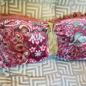 Vintage Blumenkissen, Teppichstoffkissen, mehrfarbiges Stoffkissen, 1960er Jahre Dekor, Fransenkissen, Wohnkultur, Retro Kissen, Dekokissen