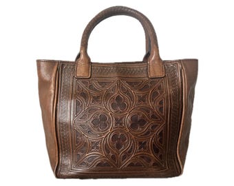 Bolso tote Brighton Ferrara de piel marrón con diseño floral en relieve 3D