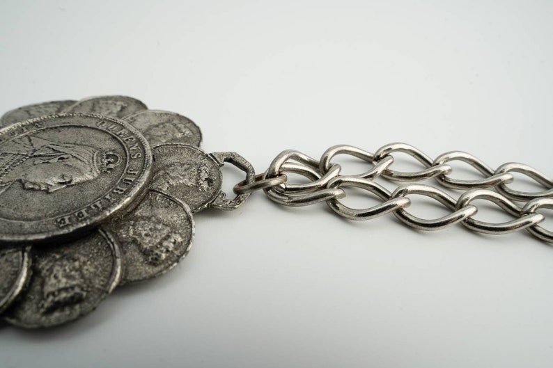 Collana di monete d'argento giubileo regina Vittoria Regina di Herald, anni '60 immagine 4