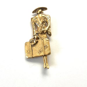 Vrouw gouden Vogue vintage pin, vintage dame broche, vrouw met koffer pin, stadsmeisje broche, grote broche, figuurbroche, reizigersspeld