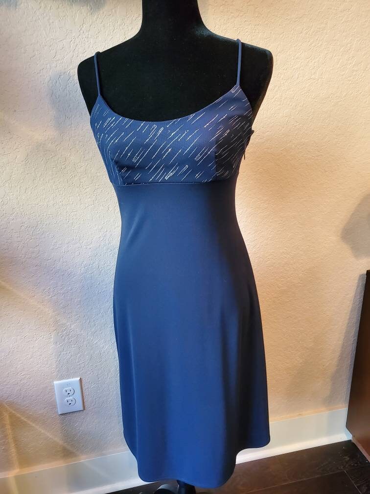 navy blue dress with silver accessories How to Accessorize a Navy Blue Dress for a Wedding