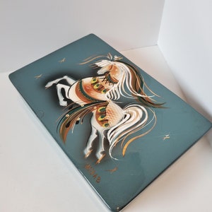Sascha Brastoff, designer di metà secolo, scatola in ceramica anni &#39;60, scatola in ceramica blu, cavallo da giostra, cavallo stravagante