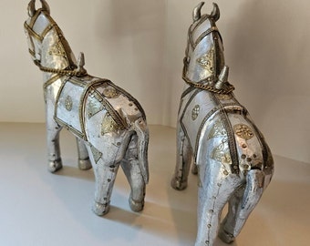 銀色のブリキの馬、2頭の銀色の金属製馬の装飾、ヴィンテージの馬
