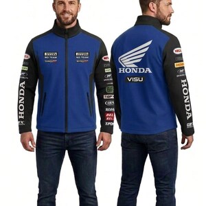 Könnte beinhalten: Blaue und schwarze Honda-Rennjacke mit Honda-Logo auf dem Rücken und den Ärmeln. Die Jacke hat einen durchgehenden Reißverschluss und verschiedene Sponsorenlogos. Das Model trägt dunkelblaue Jeans.