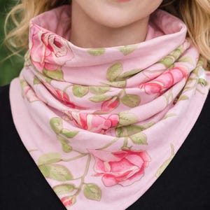 Sciarpa floreale rosa fatta a mano, collo in jersey di cotone
