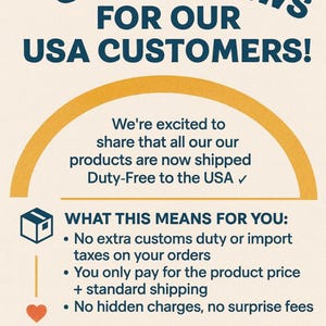 以下が含まれることがあります： クリーム色の背景に、紺色の文字で「GREAT NEWS FOR OUR USA CUSTOMERS!」と書かれたお知らせ。米国への免税発送を強調し、追加の関税や隠れた料金がないなどのメリットを説明しています。