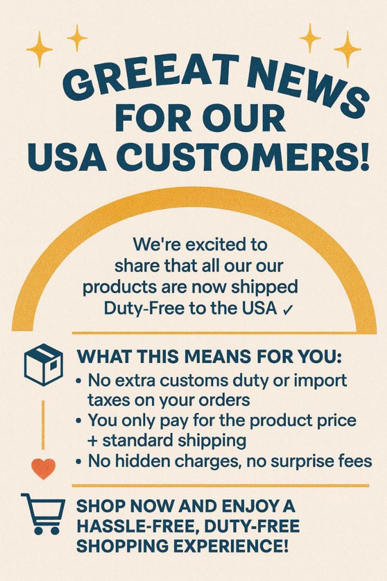 以下が含まれることがあります： クリーム色の背景に、紺色の文字で「GREAT NEWS FOR OUR USA CUSTOMERS!」と書かれたお知らせ。米国への免税発送を強調し、追加の関税や隠れた料金がないなどのメリットを説明しています。