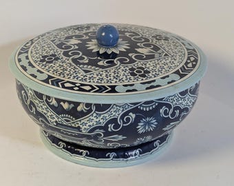 Vintage Daher England Blue White Floral Lidded Tin Bowl Footed Container Decor
